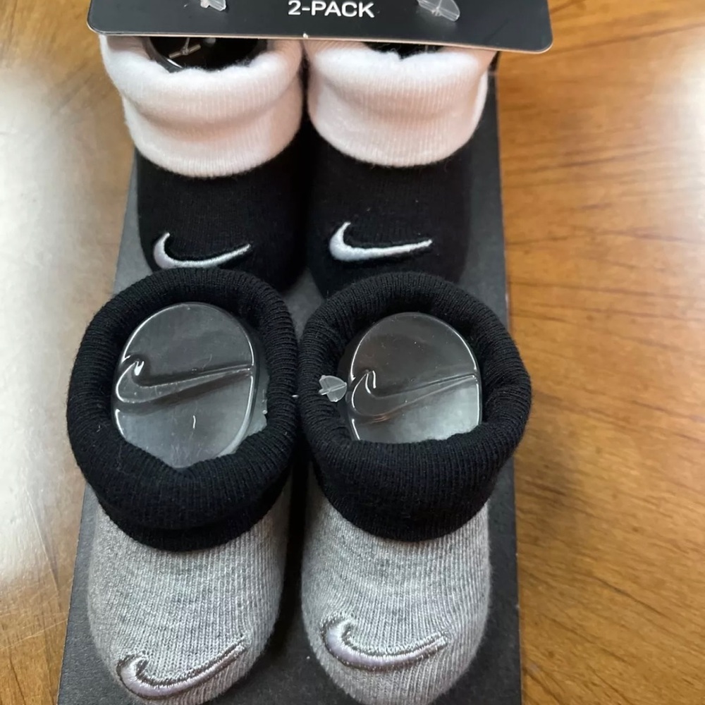 Nike Booties Crib Shoes Socks Baby Boy SZ Newborn 0/6 Mo Grey Black White NWT - Picture 2 of 6